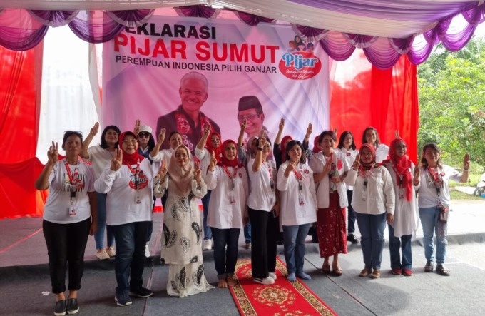 Ribuan masyarakat yang bergabung dalam Relawan Perempuan Indonesia Pilih Ganjar (Pijar) Sumut deklarasi dukung Paslon no urut 03 Ganjar Pranowo - Mahfud MD Menang Pilpres 2024 di Gedung MABMI Jalan Proklamasi No. 45, Kelurahan Kwala Bingai, Kecamatan Stab