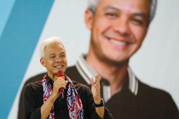 PAPARAN: Ganjar Pranowo saat memberikan paparan Kuliah Kebangsaan di Convention Hall Universitas Muhammadiyah Cirebon, Jawa Barat, Jumat (8/12/2023).