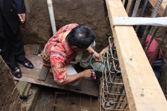 Wali Kota Binjai, H Amir Hamzah saat melakukan peletakan batu pertama pembangunan Gereja HKBP Baru di Jalan Mawar, Kelurahan Pahlawan, Binjai Utara. (Istimewa/Sumut Pos)