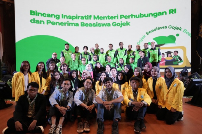 Puluhan anak mitra driver Gojek penerima Beasiswa Gojek ikuti pelatihan soft skill dari karyawan Gojek untuk mempersiapkan diri hadapi dunia kerja