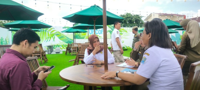 BAYAR PAJAK: Kepala DPMPPTSP Binjai, Heny Sitepu (dua dari kiri) saat bertemu dengan perwakilan Mie Gacoan untuk mengingatkan bayar pajak reklame.Teddy Akbari/Sumut Pos.