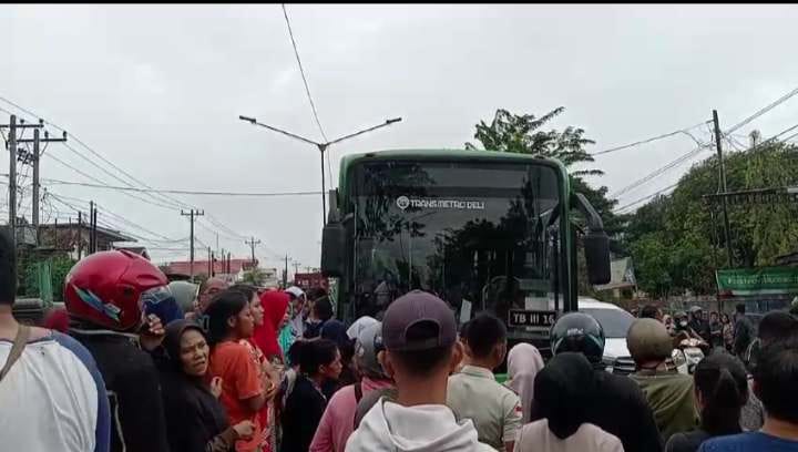 TABRAKAN: Bus Trans Metro Deli tabrakan dengan pengendara sepeda motor di depan Kantor Pos di Jalan K.L Yos Sudarso Km.18,2, Kelurahan Pekan Labuhan, Kecamatan Medan Labuhan, Kamis (14/12/2023).