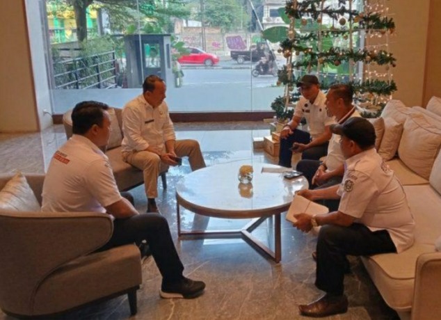 PAJAK: Tim Bapeda Kota Medan saat berkunjung ke Hotel Radison, Medan.