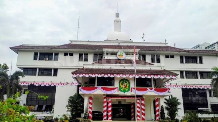 PBB: Kepala Bidang PBB dan BPTHB Bapenda Kota Medan, Sutan Partahi dan rekan saat berkunjung ke wajib pajak yang menunggak.