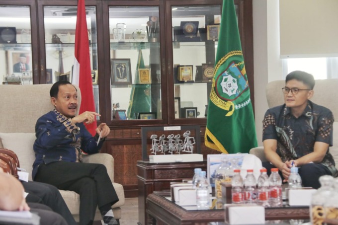 DATANG: Sekda Sumut, Arief S Trinugroho menyambut kedatangan investor asal Korea Selatan (Korsel).(ist/SUMUT POS)