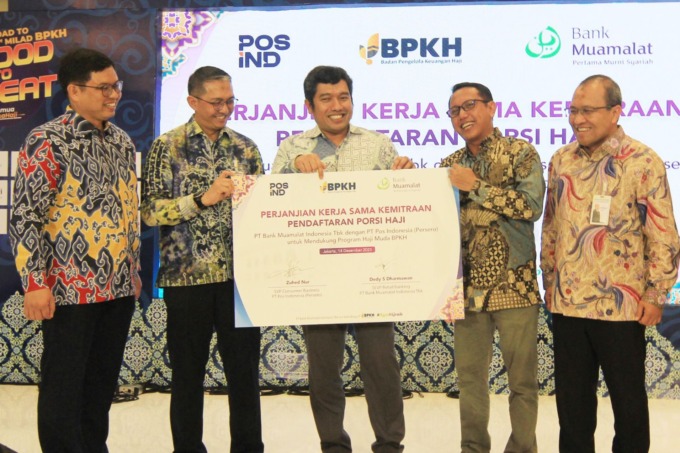 KERJA SAMA: Anggota Badan Pelaksana Badan Pengelola Keuangan Haji (BPKH) Harry Alexander (tengah), Direktur Utama PT Bank Muamalat Indonesia Tbk Indra Falatehan (kiri), Direktur Operasi dan Digital Bank Muamalat Wahyu Avianto (kanan), SEVP Retail Banking