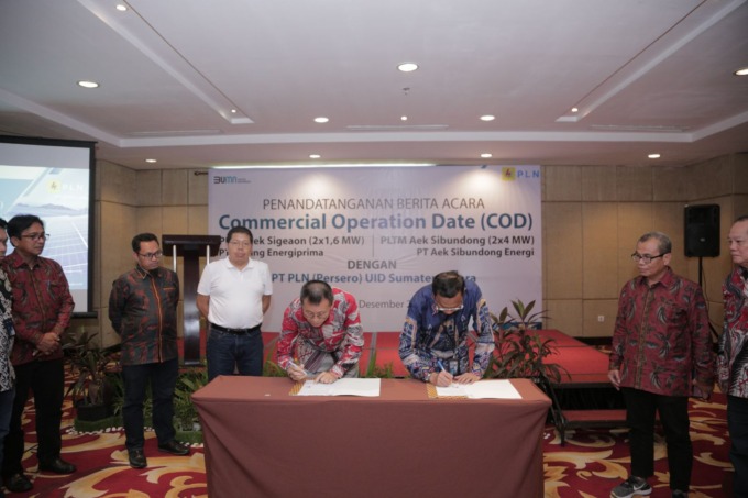 General Manager PLN UID Sumatera Utara, Awaluddin Hafid (kanan) dan Direktur PT Gading Energiprima, Lin Li (kiri) melakukan penandatanganan berita Acara Commercial Operation Date (COD) PLTM Aek Sigeaon (2x1,6 MW).