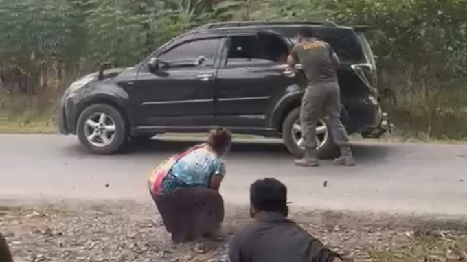 DILEMPARI: Sekelompok massa melempari pengawas truk yang menolak memberikan uang saat melintas di Desa Tanjung Keriahan, Kecamatan Sirapit, Kabupaten Langkat.Istimewa/Sumut Pos.