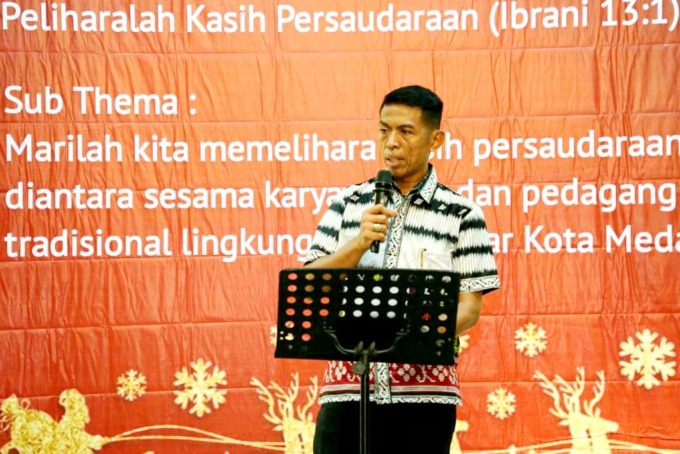 SAMBUTAN: Dirut PUD Pasar Kota Medan, Suwarno SE saat memberikan kata sambutan dalam Perayaan Natal PUD Pasar Kota Medan 2023, Jumat (15/12/2023) malam.