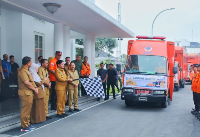 LOGISTIK: Pj Gubernur Sumut, Hassanudin saat melepas bantuan logistik untuk 12 Kabupaten/Kota yang terdampak bencana alam.(ist/SUMUT POS)