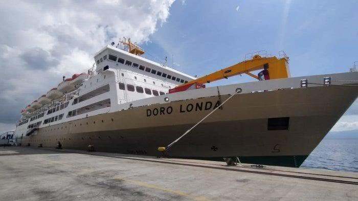 BERLABUH: KM Dorolonda bersandar dan mengangkut penumpang asal Batam yang akan merayakan Natal Dan Tahun Baru 2024 di Medan tiba di Pelabuhan Belawan, Selasa (19/12/2023).