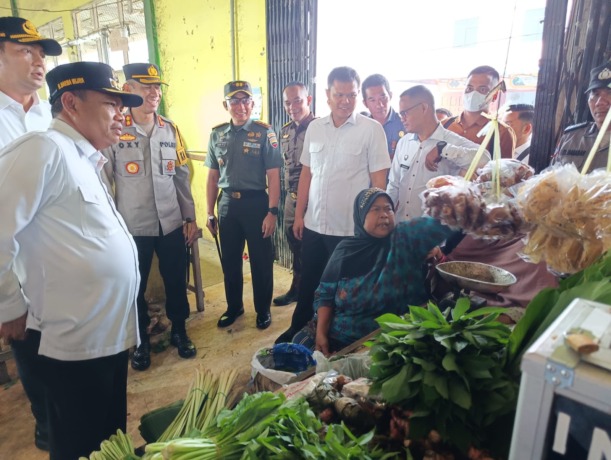 PASAR: Bupati Sergai H. Darma Wijaya bersama Wabup Adlin Tambunan, Kapolres Sergai AKBP Oxy Yudha Pratesta, SIK, Dandim 0204/DS Letkol Czi Yoga Febrianto serta mewakili Kajari Sergai Romel Tarigan mengunjungi pasar untuk memantau harga pangan.