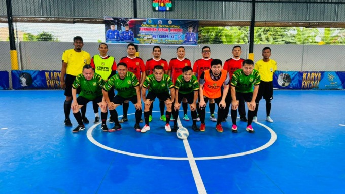 EKSHIBISI: Para pemain meramaikan laga ekshibisi final Turnamen Futsal Korpri Antar-OPD Kota Medan 2023 di Karya Futsal & Cafe, Jalan Karya Setuju, Sei Agul, Selasa (19/12) malam.