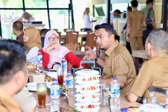 KUNJUNGAN: Wakil Wali Kota Binjai, H Rizky Yunanda Sitepu saat menerima kunjungan dosen Fakultas Pertanian USU dan sekaligus mengusulkan Kelurahan Cengkeh Turi dalam program desa binaan.Istimewa/Sumut Pos.
