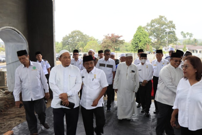 TINJAU: Wali Kota Binjai, H Amir Hamzah saat meninjau pembangunan masjid dan Al-Quran Center.Istimewa/Sumut Pos.