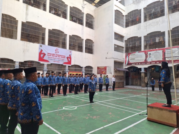 UPACARA: Jajaran Rutan Kelas I Labuhan Deli Kanwil Kemenkumham Sumut menggelar pelaksanaan Upacara Peringatan Hari Ibu ke-95 Tahun, bertempat di Lapangan Upacara Rutan Labuhan Deli, Jumat (22/12/2023).