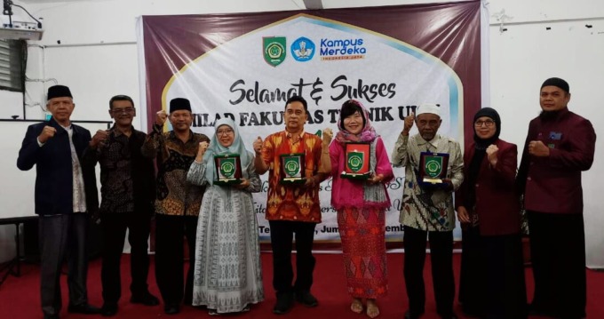 PENGHARGAAN: Prof Dr Ir Kimberly F Kodrat MS MKes MT IPU ASEAN Eng (4 kanan) menerima penghargaan dari UISU, Jumat (22/12).ISTIMEWA.