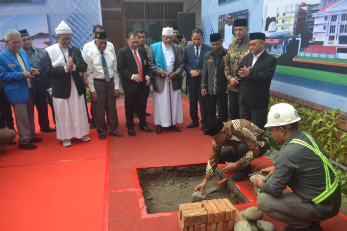 TOWER UMUM: Prof Dr Haedar Nashir MSi disaksikan Prof Dr H Agusani MAP, Prof Dr Abdul Mu