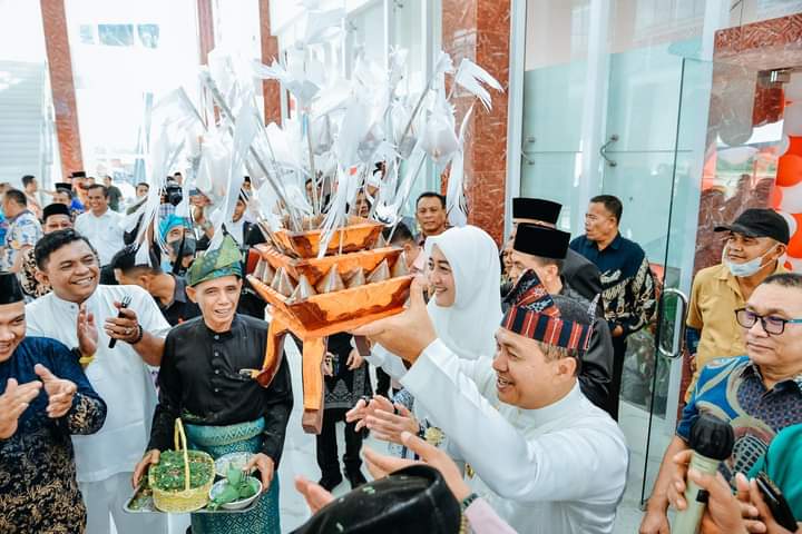 Bupati Batubara H Zahir didampingi Ketua Penggerak PKK Batubara ditempung Tawari saat Peresmian Kantor Bupati Batubara, Jumat(22/12) di Jalinsum limapuluh. Foto/Liberti  H Haloho.