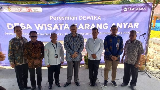 Presiden Direktur PT Bank Mestika Dharma Tbk, Achmad S. Kartasasmita saat meresmikan Desa Wisata Karang Anyar (Dewika), di Kabupaten Simalungun.(BAGUS SYAHPUTRA/SUMUT POS)
