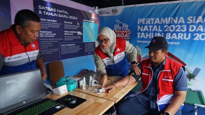 CEK: Petugas media dari Pertamina Sumbagut saat memeriksakan kondisi pemudik di Posko Medis, selama liburan Nataru 2023/2024.(ist/SUMUT POS)