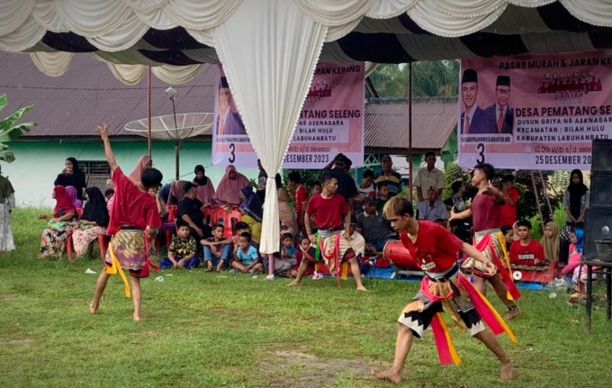 Relawan Squad Ganjar saat menggelar Pasar Murah dan pertunjukan Jaran Kepang di Kabupaten Labuhanbatu, Senin (25/12)
