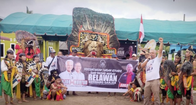 Relawan Ganjar yang tergabung dalam Gerakan Buruh Tani Menangkan Ganjar (Gerbang Ganjar) saat menggelar Pasar Murah dan Pergelaran Jaran Kepang di Desa Firdaus Kecamatan Sei Rampah,Sergai, Sumut, Selasa (26/12)