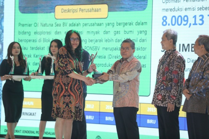 Direktur Eksternal PT Agincourt Resources Sanny Tjan menerima piala Proper Hijau dari Wakil Menteri KLHK Alue Dohong di Hotel Bidakara, Jakarta, Rabu (20/12).