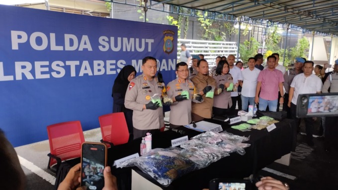 EKSTASI: Polresrabes Medan memaparkan hasil tangkapan 15 ribu ekstasi dengan 3 tersangka, Kamis (28/12/2023).