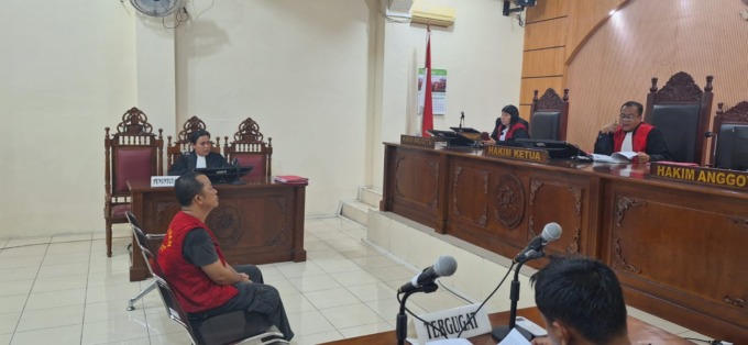 TUNTUTAN: Terdakwa Dian Alfanur Matondang saat mendengar pembacaan tuntutan dari JPU Linda Sembiring di Ruang Cakra PN Binjai.Istimewa/Sumut Pos.