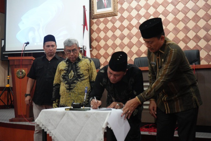 TANDA TANGAN: Kepala Kanwil Kemenag Sumut, H Ahmad Qosbi menandatangi kerjasama dengan KIP Sumut, terkait data dan informasi, Jumat (29/12/2023).