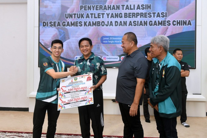 TALI ASIH: Pj Gubernur Sumut Hassanudin didampingi Kepala Dinas Kepemudaan dan Keolahragaan (Dispora) Sumut Baharuddin Siagian memberikan tali asih kepada atlet berprestasi di Asean Games dan Sea Games 2023 di Hall Rumah Dinas Gubernur Sumut, Jalan Jender