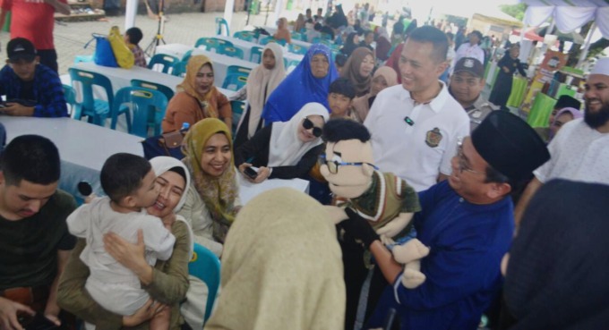 BAZAR: Pembina Al-Fatih United Dr H Musa Rajekshah MHum bersama keluarga di Bazaar Healing Fil Masjid 3.0 di Halaman Masjid Al-Musannif Jalan Cemara Percutseituan, Sabtu (30/12).DEDDI MULIA PURBA/SUMUT POS.