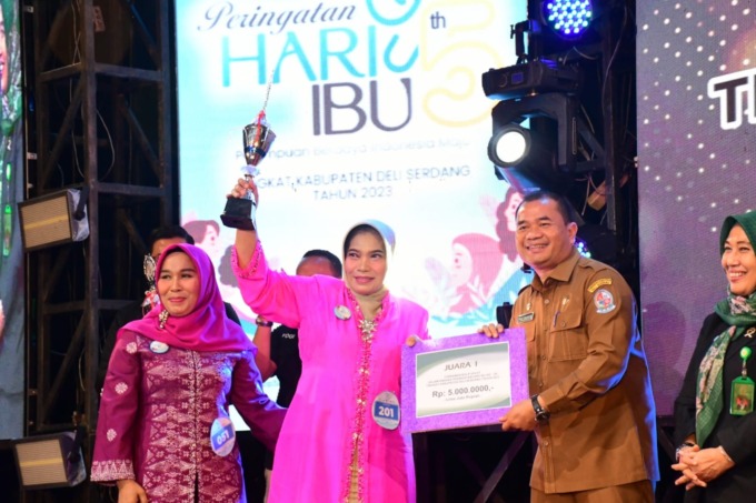 SERAHKAN: Sekretaris Daerah Kabupaten Deli Serdang, H Timur Tumanggor SSos MAP,  menyerahkan hadia kepada Ketua PKK Deliserdang Sri Pepeni, Yusuf Siregar. batara/sumut pos.