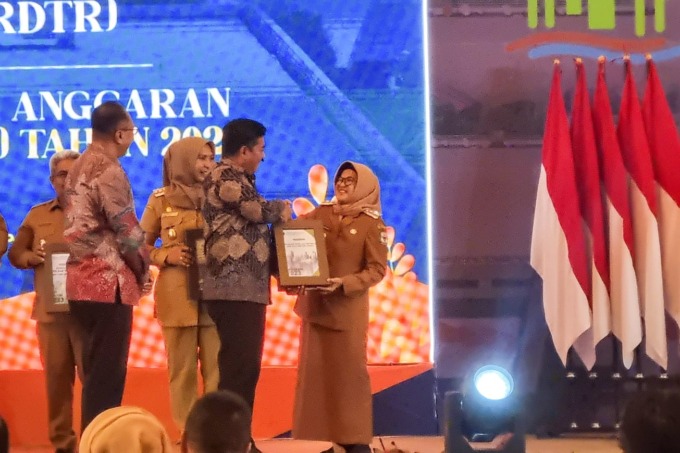 TERIMA: Wali Kota Pematangsiantar dr Susanti Dewayani, saat menerima Hasil Bantuan Teknis RDTR dari Menteri Agraria dan Tata Ruang/Kepala Badan Pertanahan Nasional (ATR/BPN) Hadi Tjahjanto di Sheraton Grand Jakarta Gandaria City Hotel, Rabu (10/1).