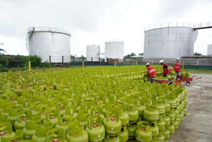 CEK: Petugas Pertamina Patra Niaga saat melakukan pengecekan untuk memastikan ketersediaan stok LPG aman.