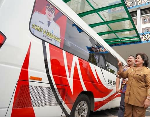 TERIMA: Bupati Karo Cory Sriwaty Sebayang menerima bus program aspirasi kerja sama Kementerian Perhubungan dengan Anggota DPR RI Bob Andika Mamana Sitepu.