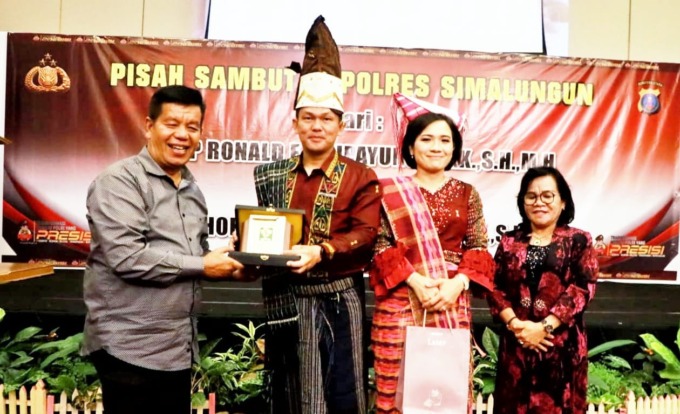 CENDERAMATA: Bupati Simalungun Radiapoh Sinaga saat memberikan cenderamata kepada AKBP Ronald FC Sipayung.Istimewa.