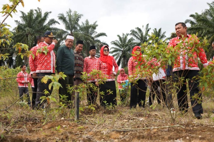 TINJAU:  Wali Kota Pematangsiantar dr Susanti Dewayani dan jajaran, saat meninjau lokasi baru TPU di Kelurahan Gurilla, Kecamatan Siantar Sitalasari, Kamis (11/1).