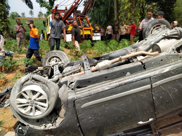KECELAKAAN: Mobil Toyota Innova Reborn, BK 1476 NA, ringsek usai mengalami kecelakaan lalu lintas dengan Kereta Api Datuk Blambangan di Jalan Abdul Hamid, Kecamatan Padang Hilir, Kota Tebingtinggi, Minggu (14/1).