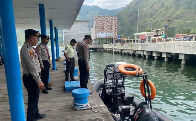 PATROLI: Petugas Sat Pamobvit Polres Tanah Karo menggelar patroli ke sejumlah objek wisata di Kabupaten Karo, Minggu (14/1).