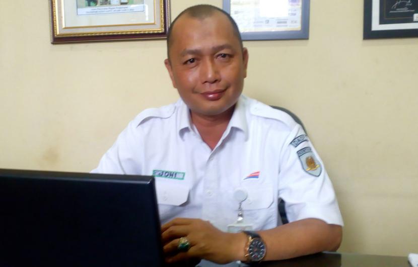 DI KANTOR: Vice President Public Relation PT KAI Joni Martinus saat di kantornya. PT Kereta Api Indonesia (PT KAI) diduga menjadi korban peretasan data yang meminta tebusan senilai 11,69 bitcoin atau sekitar Rp7,9 miliar.