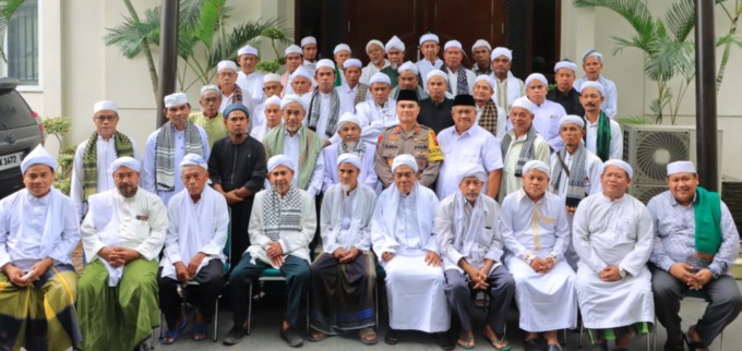 SILATURAHMI: Kapolres Labuhanbatu AKBP Bernhard L Malau, dan tokoh masyarakat Kabupaten Labura menjalin silaturahmi dengan para Tuan Guru se-Labura.
