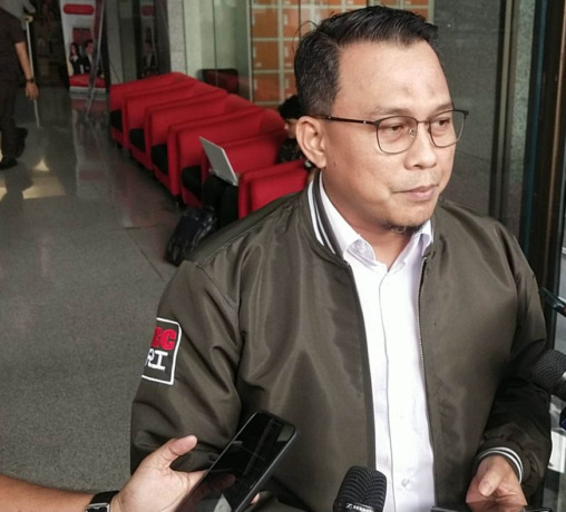 WAWANCARA: Kepala Bagian Pemberitaan KPK Ali Fikri saat diwawancarai wartawan.