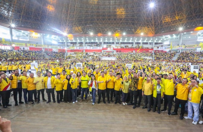 istimewa BERSAMA: Ketua Umum DPP Golkar, Airlangga Hartarto bersama Ketua DPD Golkar Sumut, Musa Rajekshah di Jalan Pancing/Jalan William Iskandar, Kabupaten Deliserdang, Sabtu (27/1).