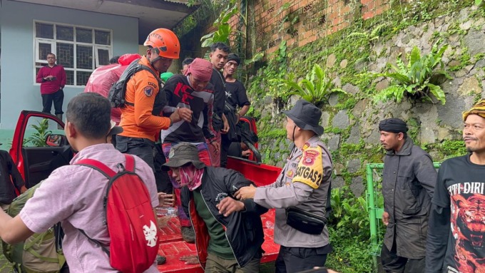 DITEMUKAN: Tim SAR Gabungan menemukan 16 pendaki lokal dari Gunung Pangrango