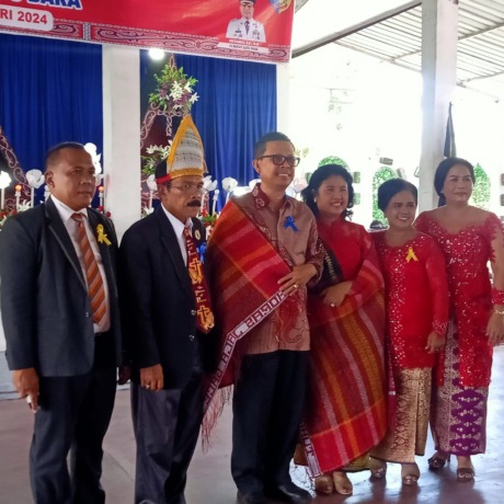 ULOSI: Ketua Umum Ketua Umum  Pungguan Raja Panjaitan, Boru, Bere dan Ibebere (PRPBBI) Sumatera Utara Ir Monang Panjaitan, ST,MT  dan Istri  R Br Tambunan  mendapat  Ulos Kehormatan oleh Ketua Pungguan Panjaitan PRPBBI Batubara Monang Panjaitan dan Penase