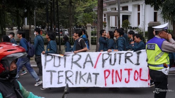 DEMO: Mahasiswa ITB saat menggelar demo soal pinjaman online Danacita untuk mahasiswa.