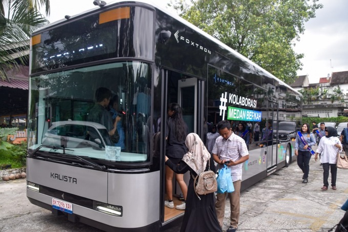 BUS LISTRIK: Sejumlah warga menaiki bus listrik di J-City Jalan Karya Wisata Medan yang mulai dioperasionalkan Kamis (4/1).