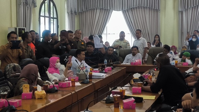 INTERUPSI: Yusril Mahendra dari LBH Medan, selaku penasihat hukum para guru honorer, saat memberi interupsi kepada pimpinan RDP yang menyoal proses penilaian SKTT. Teddy Akbari/Sumut Pos.